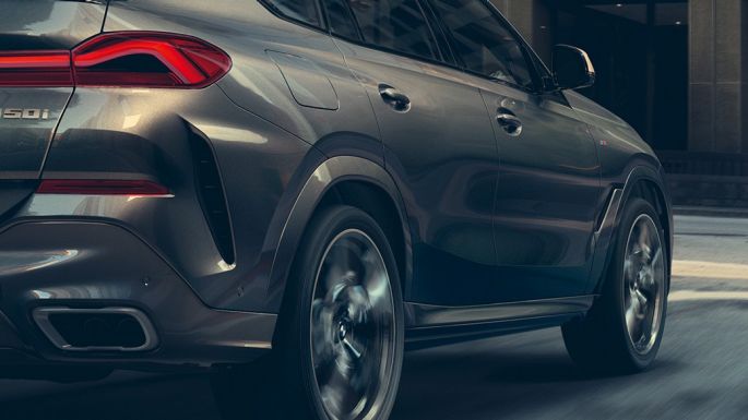 Prilagodljiv M ovjes Professional. Tročetvrtinski prikaz stražnjeg kraja BMW-a X6.