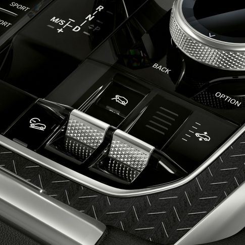 Središnja konzola BMW-a X6. Detaljan prikaz unutrašnjosti BMW-a X6 s pogledom na središnju konzolu.