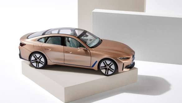 BMW Lifestyle Lookbook 2023 BMW i4 minijatura BMW Lifestyle Lookbook BMW i4 minijatura