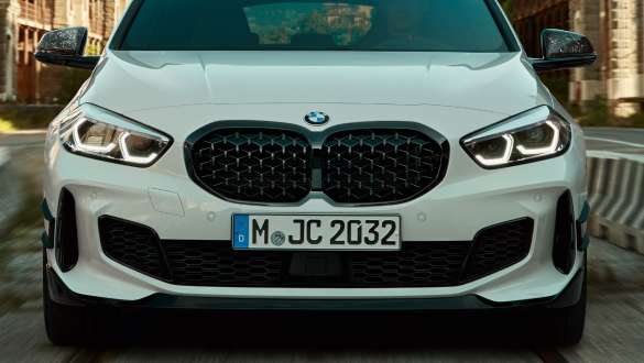 M Performance prednji razdjelnik u crnoj boji visokog sjaja BMW serije 1 F40 M Performance dijelovi M Performance prednji razdjelnik u crnoj boji visokog sjaja BMW serije 1 F40 M Performance dijelovi krupni plan