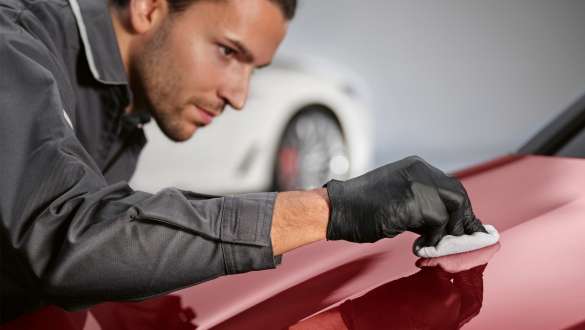 BMW stručnjak polira automobil BMW Repair & Care BMW stručnjak polira automobil