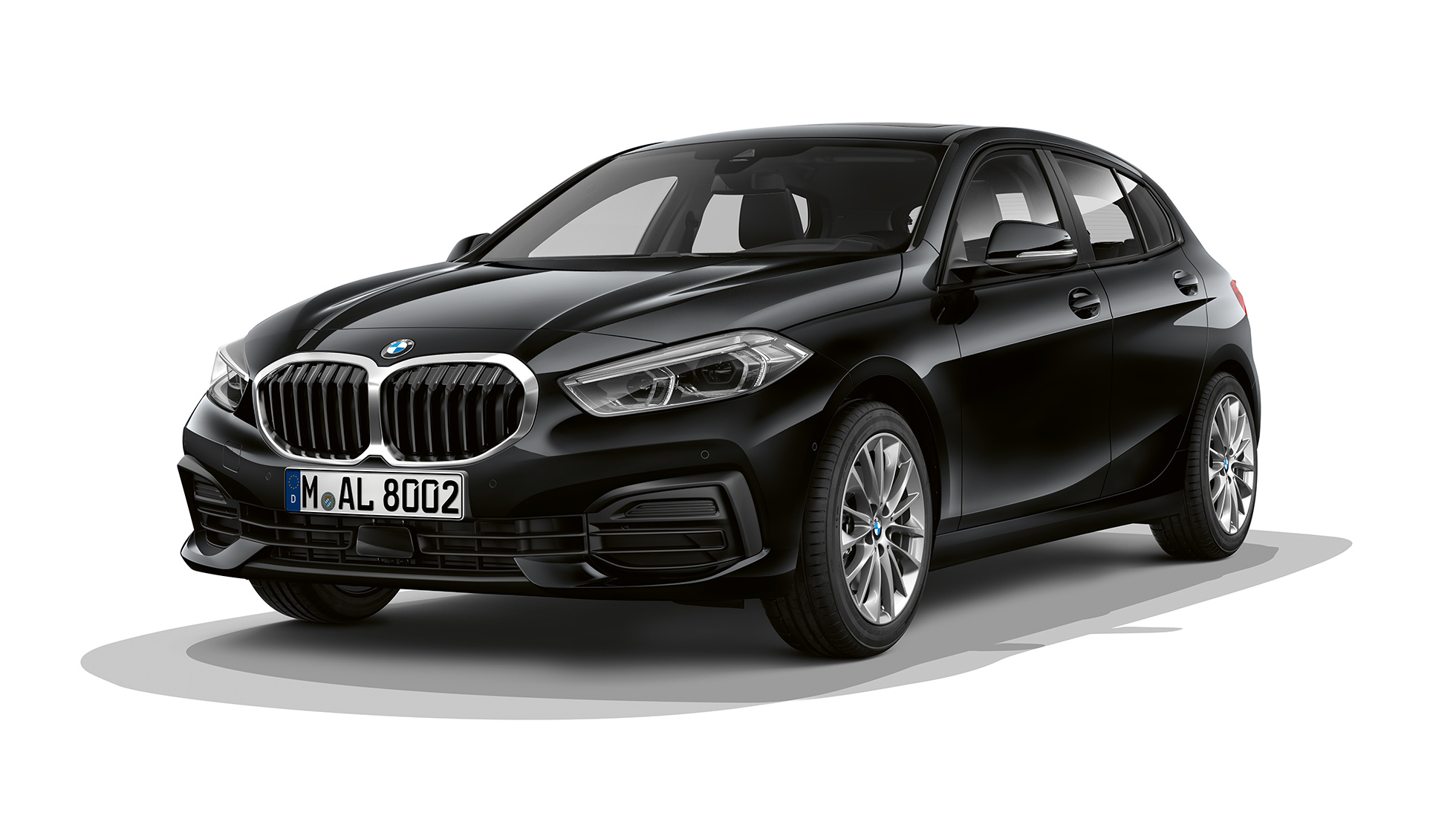 BMW serije 1 Model Advantage, tročetvrtinski prikaz prednjeg kraja. BMW serije 1 Model Advantage u Black boji, tročetvrtinski studijski prikaz prednjeg kraja.