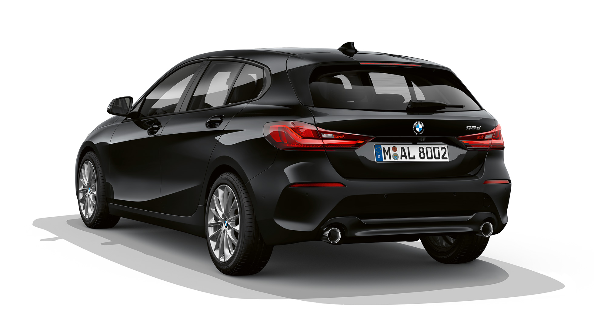 BMW serije 1 Model Advantage, tročetvrtinski prikaz prednjeg kraja. BMW serije 1 Model Advantage u Black boji, tročetvrtinski studijski prikaz stražnjeg kraja.