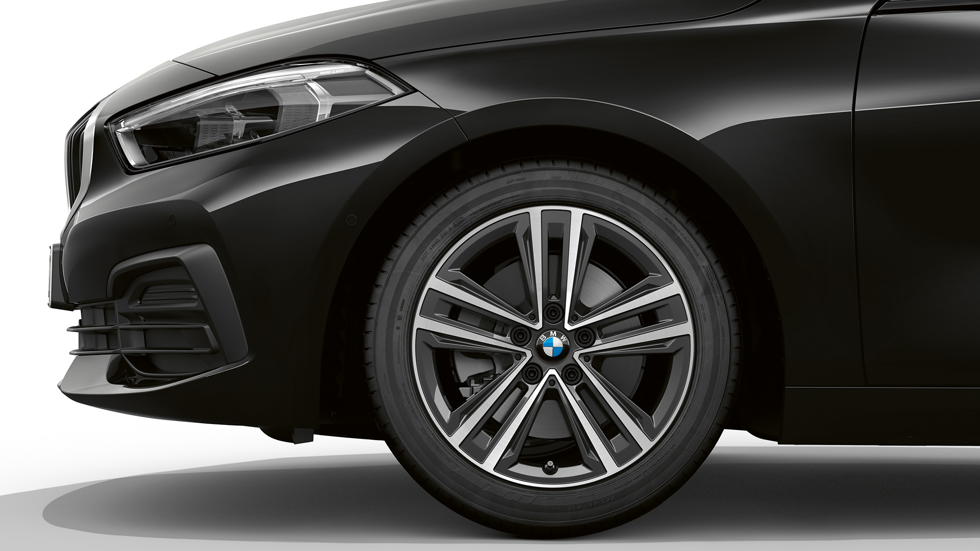 16" lakometalni kotači Star-spoke 517. BMW serije 1 Model Advantage u Black boji, bočni prikaz prednjeg kraja sa 16" lakometalnim kotačima Star-spoke 517.