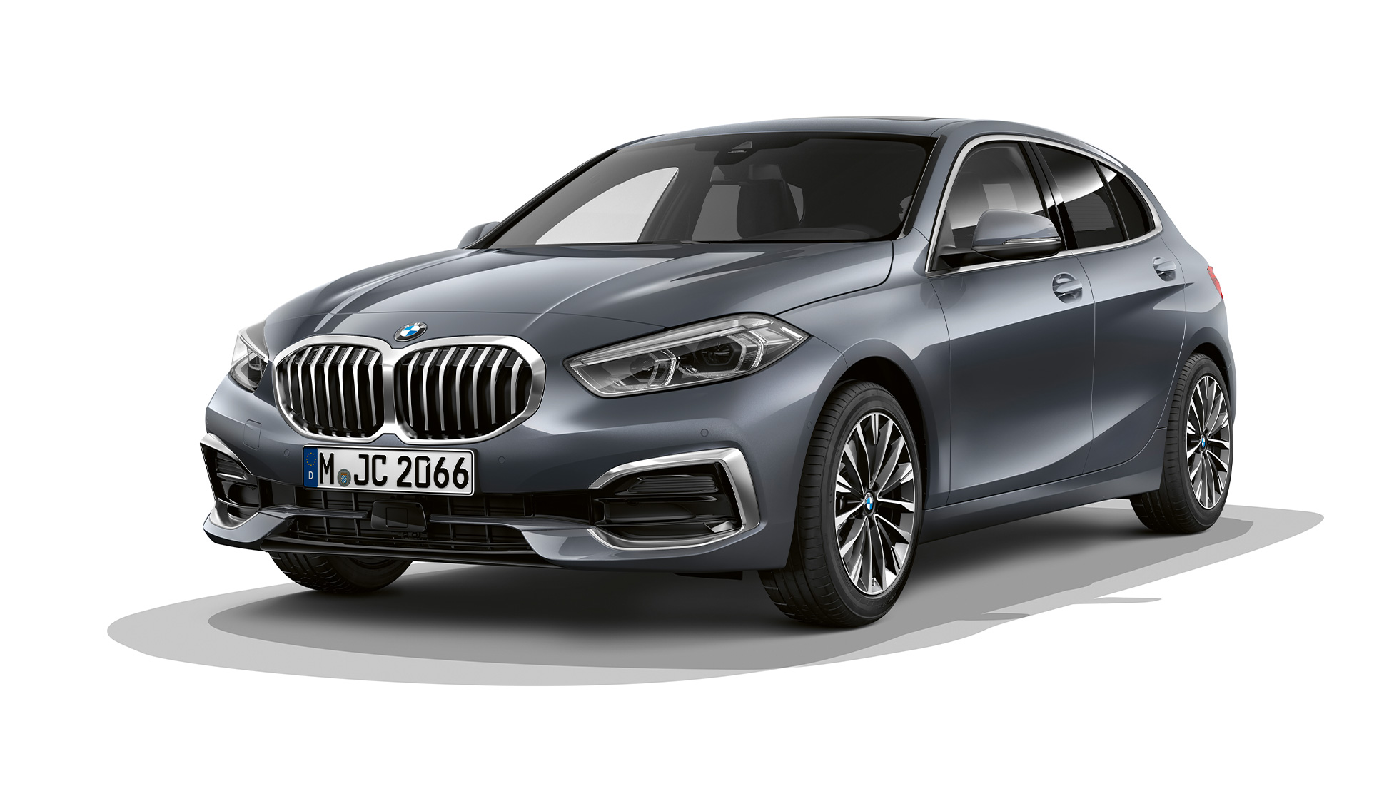 BMW serije 1 Model Luxury Line, tročetvrtinski prikaz prednjeg kraja BMW serije 1 Model Luxury Line u Storm Bay metalik boji, tročetvrtinski studijski prikaz prednjeg kraja.