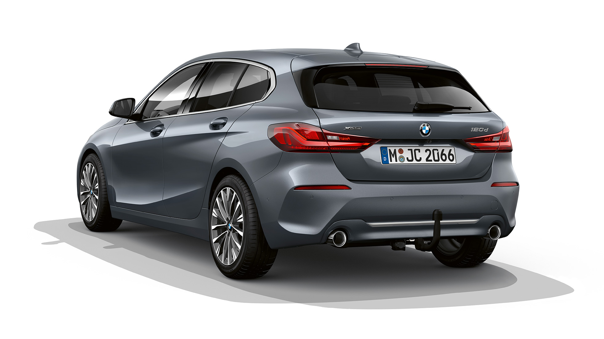 BMW serije 1 Model Luxury Line, tročetvrtinski prikaz stražnjeg kraja. BMW serije 1 Model Luxury Line u Storm Bay metalik boji, tročetvrtinski studijski prikaz stražnjeg kraja.