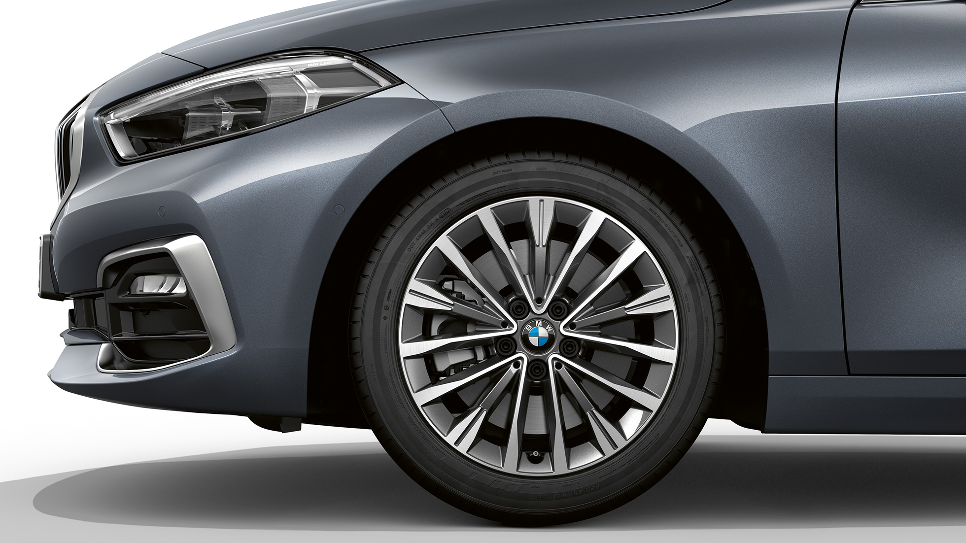 17" lakometalni kotači Multispoke 547. BMW serije 1 Model Luxury Line u Storm Bay metalik boji, bočni prikaz prednjeg kraja s 17" lakometalnim kotačima Multispoke 547.