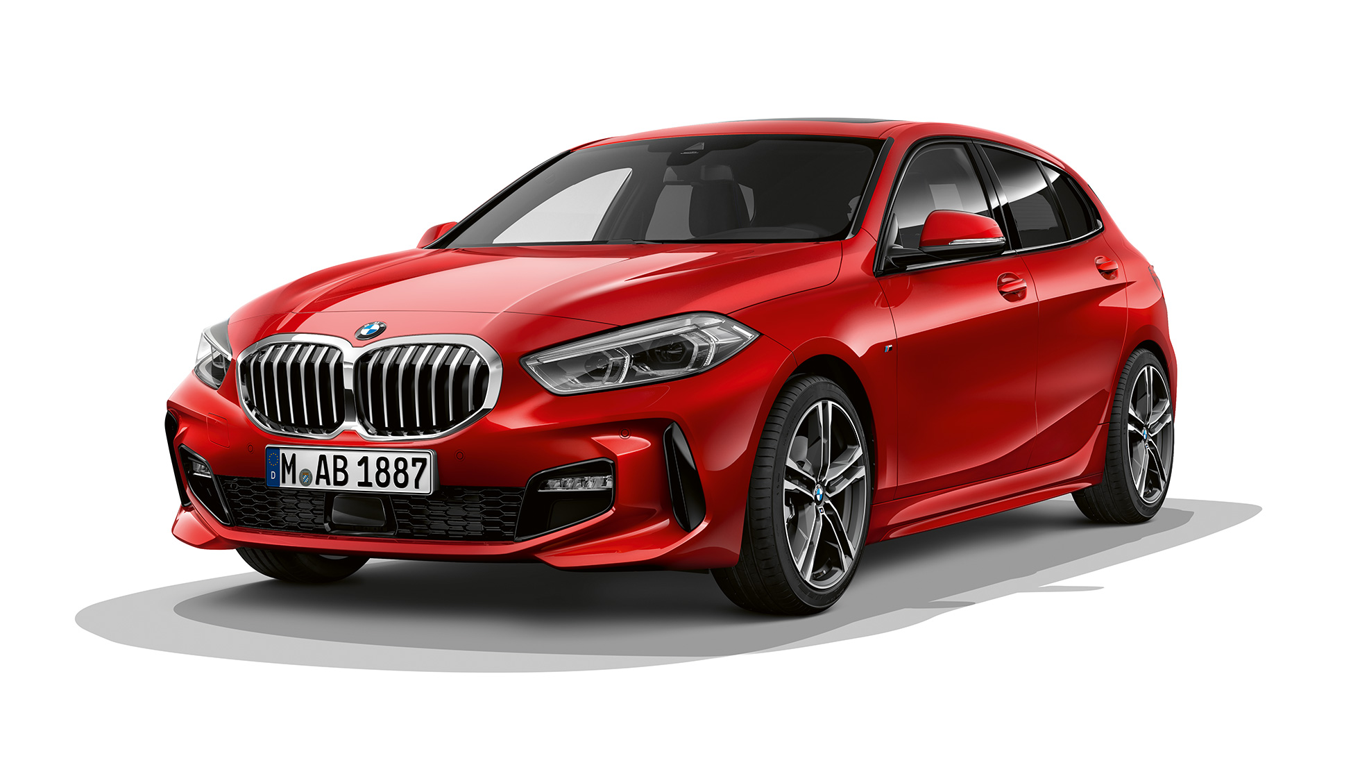 BMW serije 1 Model M Sport, tročetvrtinski prikaz prednjeg kraja. BMW serije 1 Model M Sport u Melbourne Red metalik boji, tročetvrtinski studijski prikaz prednjeg kraja.