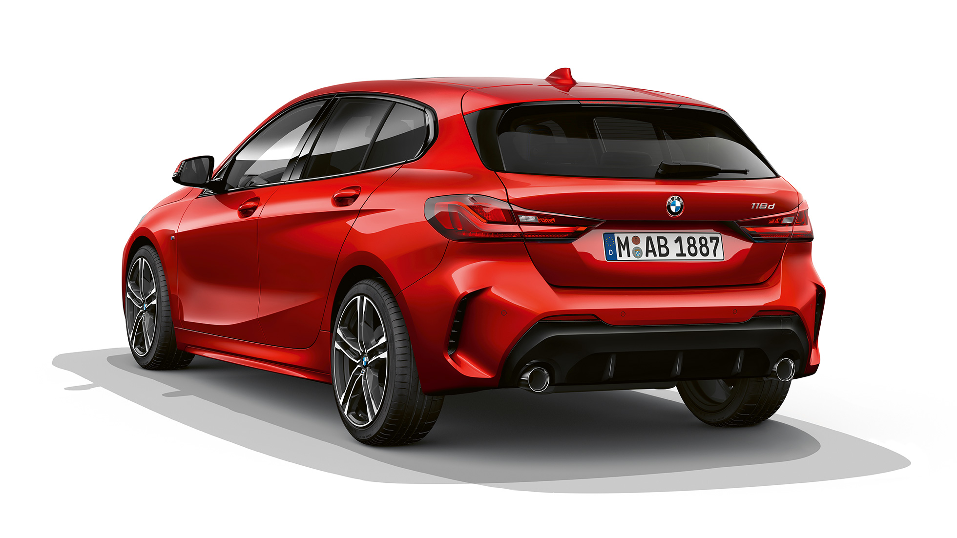 BMW serije 1 Model M Sport, tročetvrtinski prikaz stražnjeg kraja. BMW serije 1 Model M Sport u Melbourne Red metalik boji, tročetvrtinski studijski prikaz stražnjeg kraja.