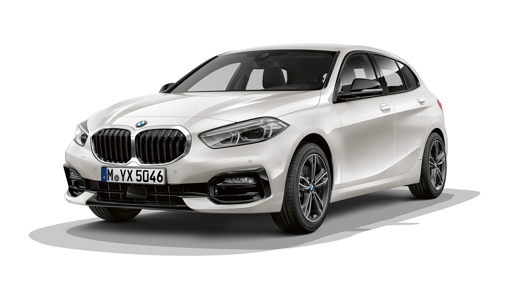 BMW serije 1 Model Sport Line, tročetvrtinski prikaz prednjeg kraja BMW serije 1 Model Sport Line u Mineral White metalik boji, tročetvrtinski studijski prikaz prednjeg kraja.