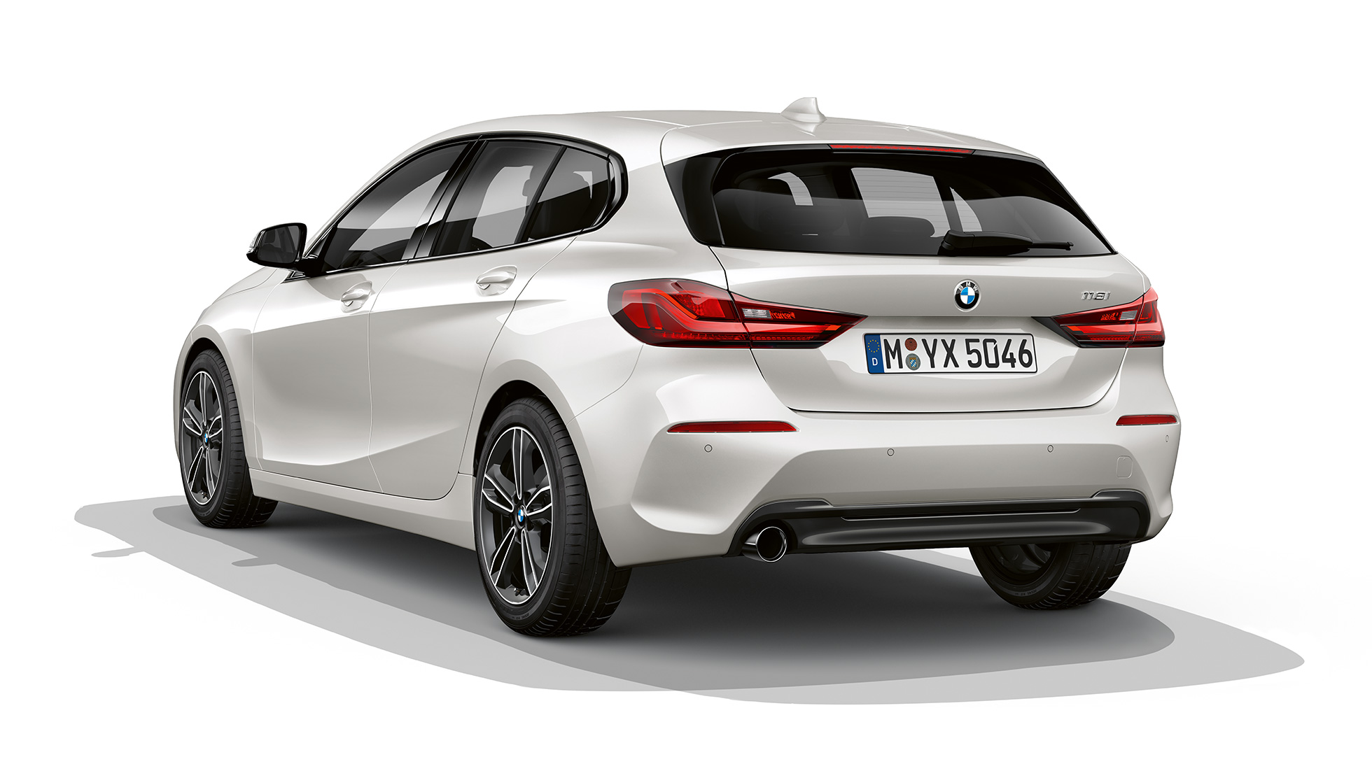 BMW serije 1 Model Sport Line, tročetvrtinski prikaz stražnjeg kraja. BMW serije 1 Model Sport Line u Mineral White metalik boji, tročetvrtinski studijski prikaz stražnjeg kraja.
