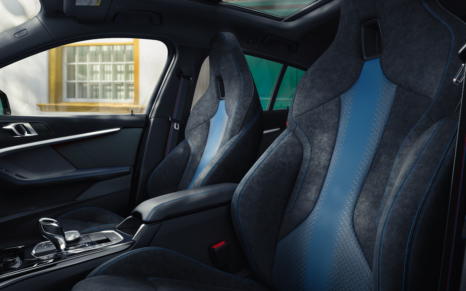 BMW serije 1 F40 M sportska sjedala Ergonomski oblikovana M sportska sjedala u BMW-u serije 1 F40 s kontrastnim prošivima i integriranim naslonom za glavu.