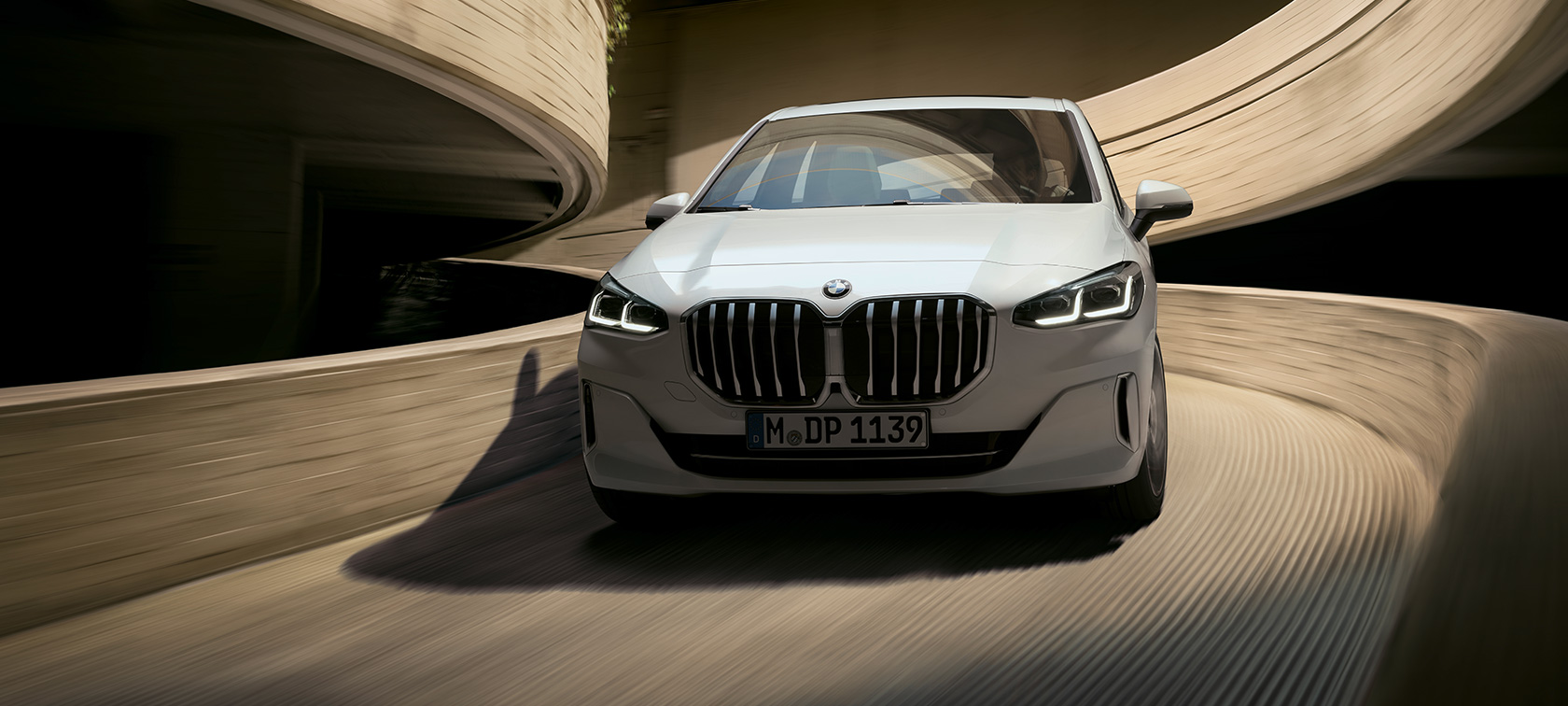BMW serije 2 Active Tourer U06 2021 Mineral White metalik vožnja na parkingu u pogledu sprijeda