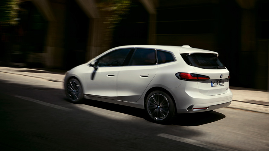 BMW serije 2 Active Tourer U06 2021 Mineral White metalik u vožnji cestom u pogledu s boka