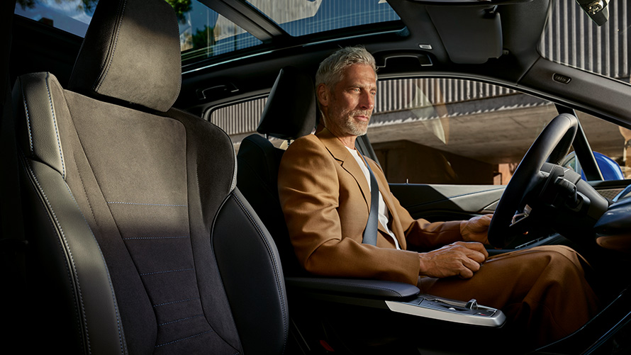 BMW serije 2 Active Tourer sa mild hibrid tehnologijom U06 2021 kokpit s osobom iza upravljača