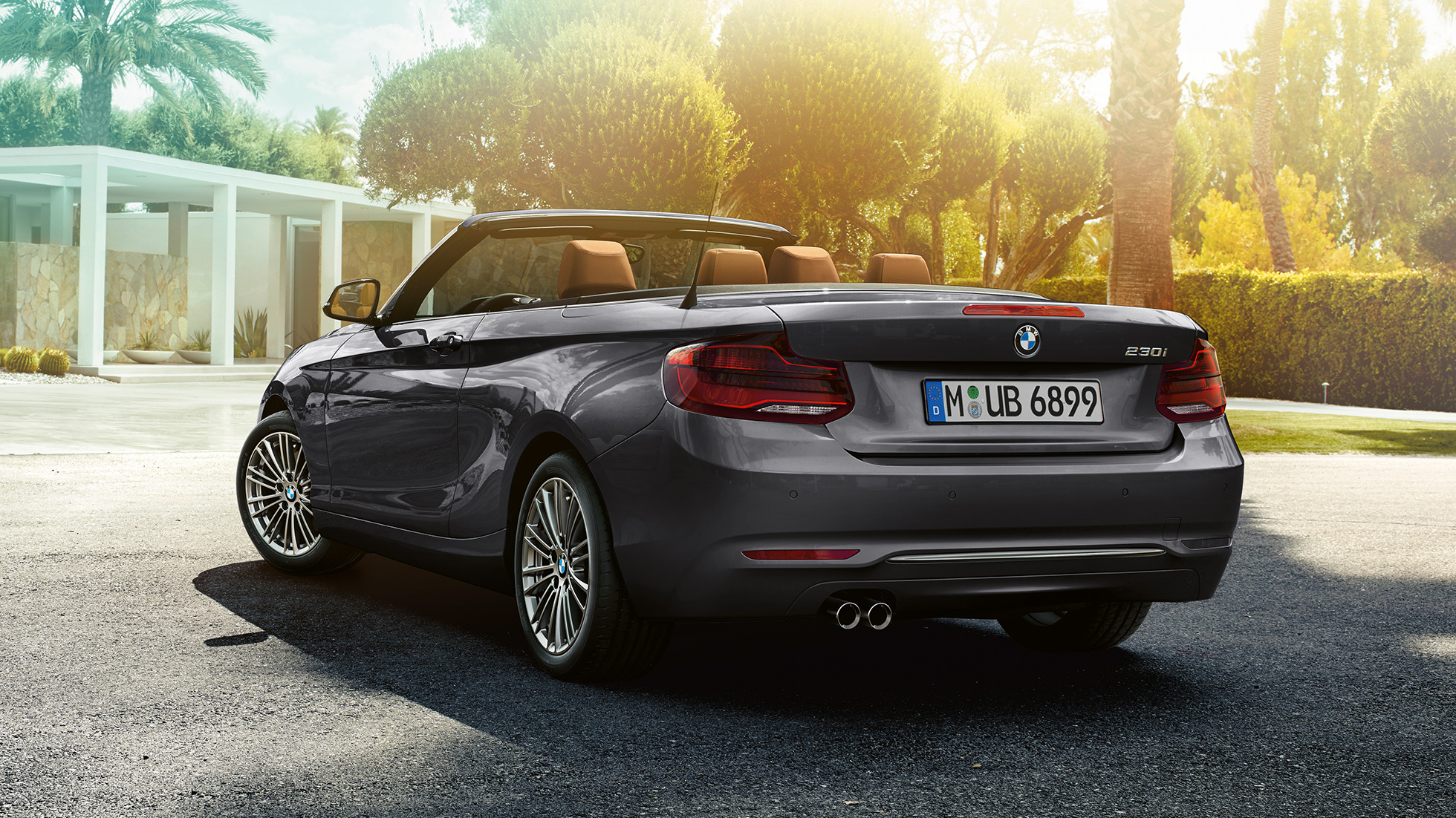 BMW serije 2 Cabrio, tročetvrtinski prikaz sa stražnje strane BMW serije 2 Cabrio, tročetvrtinski prikaz sa stražnje strane