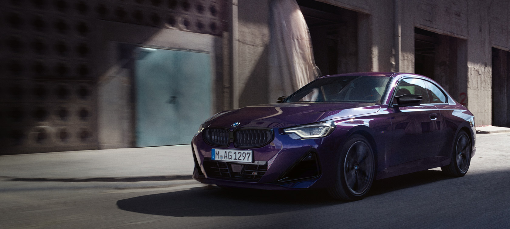 BMW serije 2 Coupé G42 2024 Thundernight metalik tročetvrtinski pogled sprijeda u vožnji