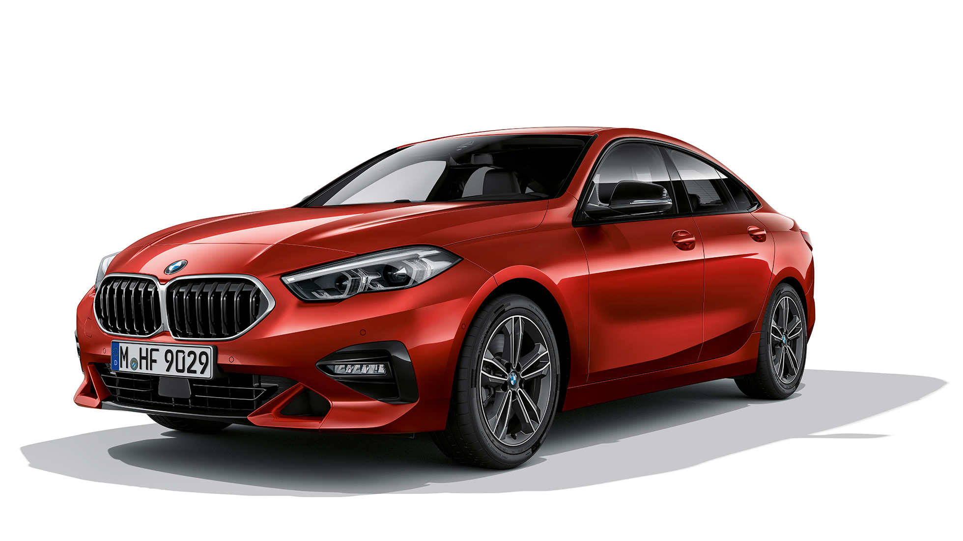 BMW rešetka sa bubrezima BMW serije 2 Gran Coupé model Sport Line BMW rešetka sa bubrezima i okvirom rešetke u kromu BMW serije 2 Gran Coupé model Sport Line Melbourne Red F44 tročetvrtinski bočni pogled