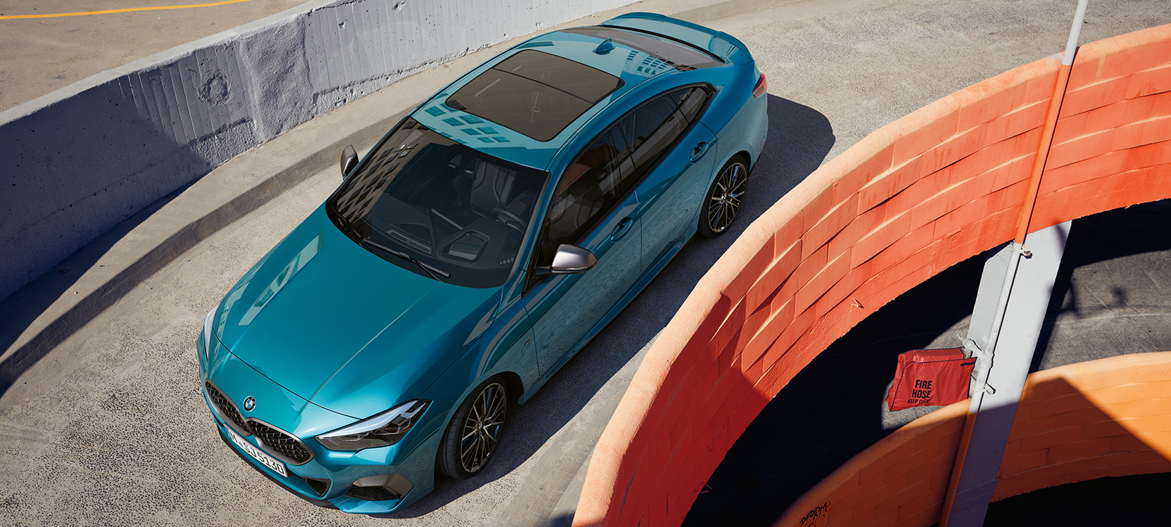 BMW serije 2 Gran Coupé sa Panorama staklenim krovom BMW serije 2 Gran Coupé sa Panorama staklenim krovom Snapper Rocks plava metalik F44 pogled iz ptičje perspektive