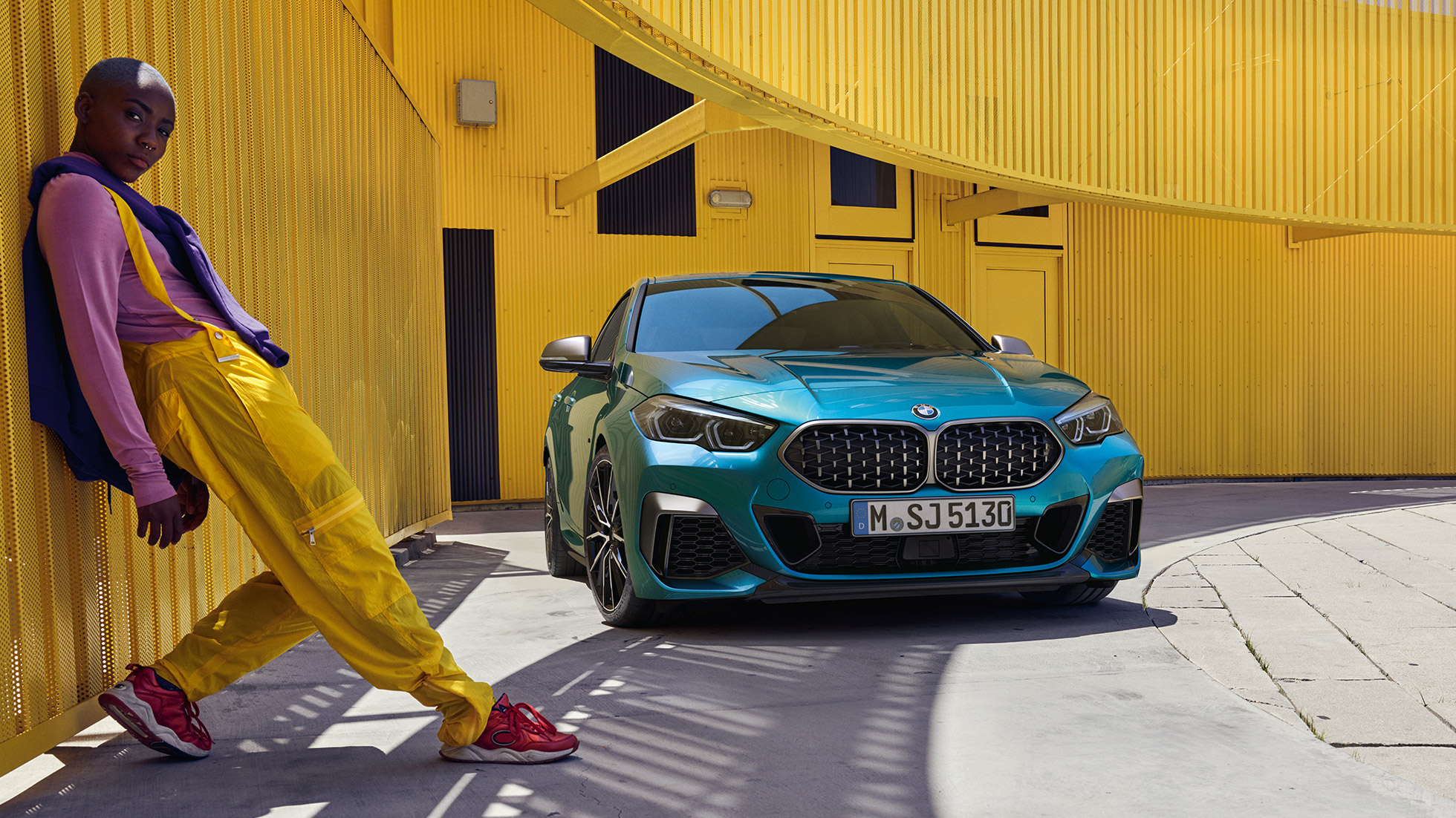 Prednji kraj BMW serije 2 Gran Coupé BMW serije 2 Gran Coupé s dvostrukim bubrezima u mrežastoj izvedbi Snapper Rocks plavi metalik F44 tročetvrtinski prednji pogled