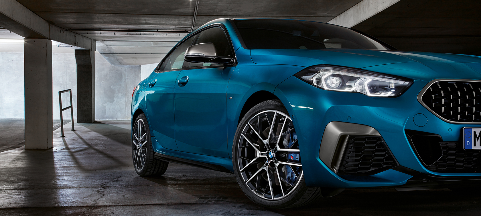 BMW serije 2 Gran Coupé tročetvrtinski prednji pogled BMW serije 2 Gran Coupé Snapper Rocks plava metalik F44 tročetvrtinski prednji pogled