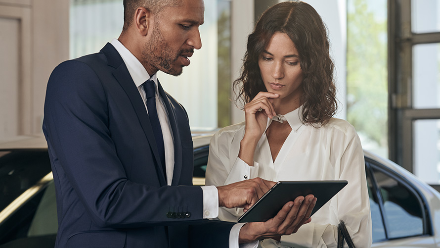 BMW zaposlenik savjetuje kupca BMW zaposlenik savjetuje kupca