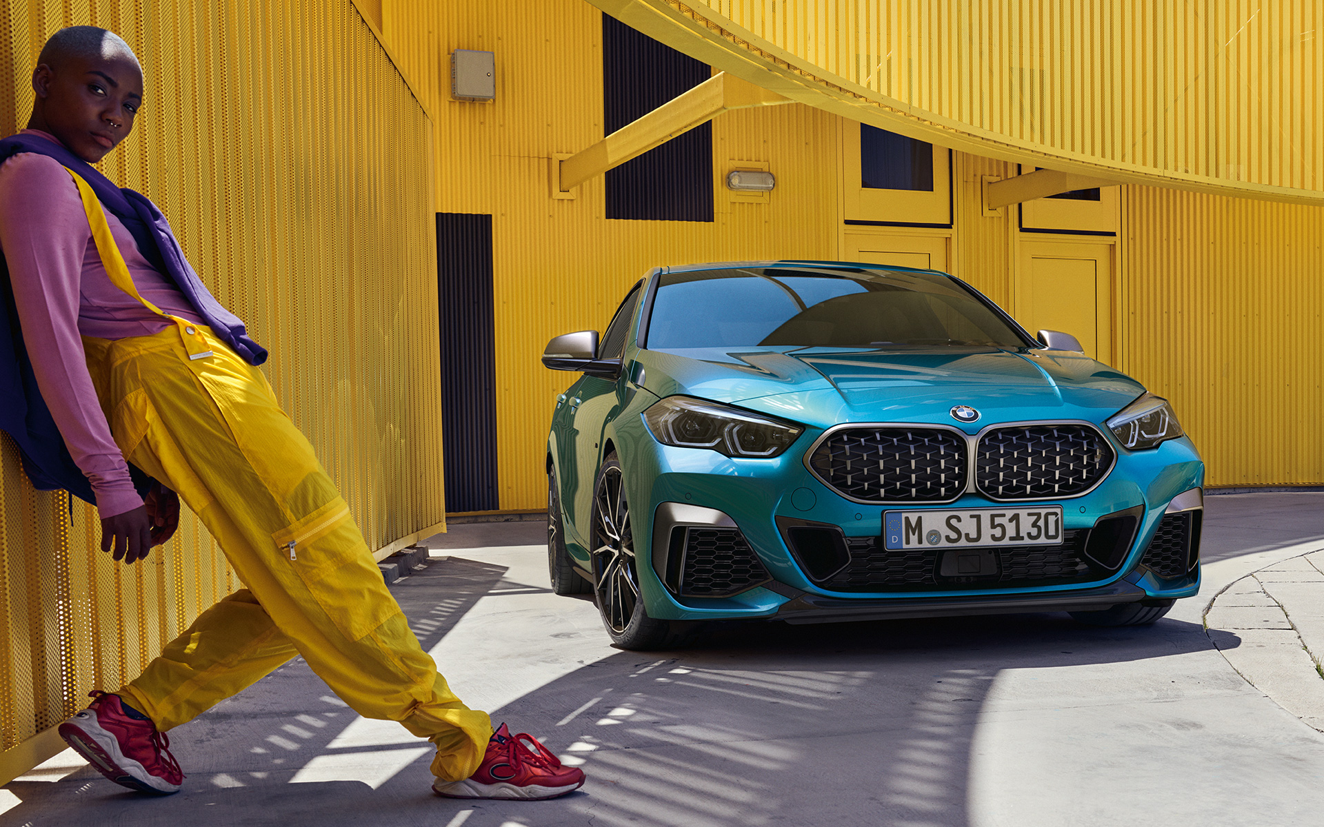 BMW serije 2 Gran Coupé F44 s dvostrukom bubrežastom rešetkom u mrežastom dizajnu Snapper Rocks Blue metalik tročetvrtinski pogled sprijeda