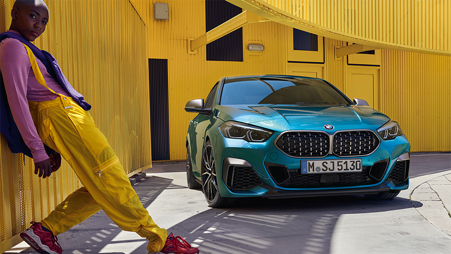 BMW serije 2 Gran Coupé F44 s dvostrukom bubrežastom rešetkom u mrežastom dizajnu Snapper Rocks Blue metalik tročetvrtinski pogled sprijeda