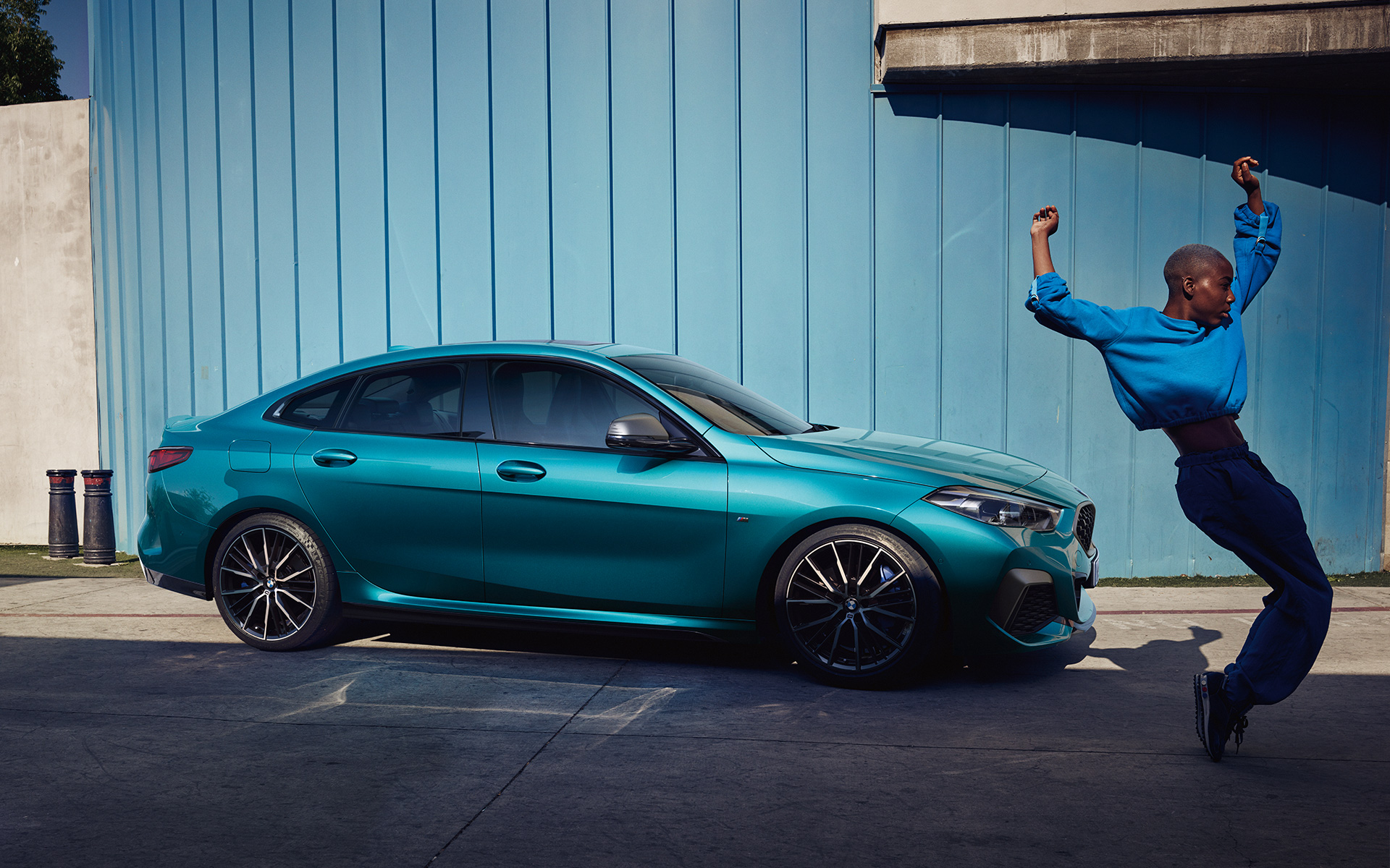 Atraktivna coupé silueta BMW serije 2 Gran Coupé F44 Snapper Rocks Blue metalik pogled s boka