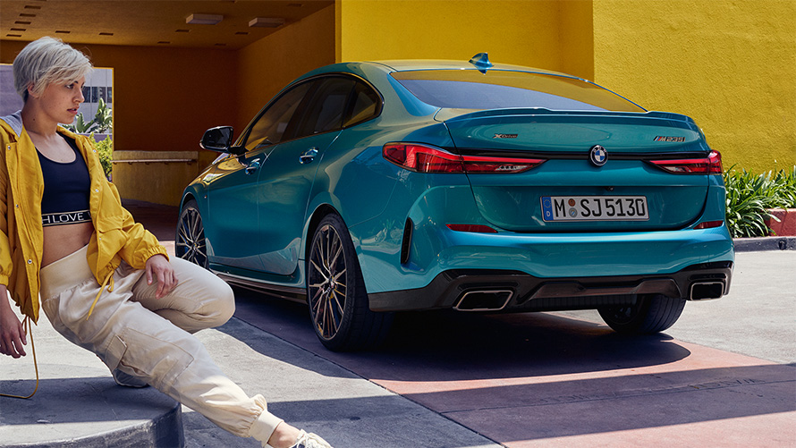 Snažni stražnji kraj BMW serije 2 Gran Coupé F44 Snapper Rocks Blue metalik tročetvrtinski pogled s boka