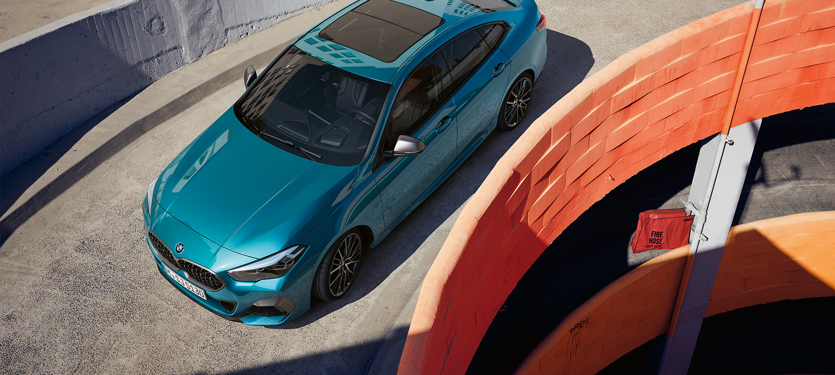 BMW serije 2 Gran Coupé F44, tročetvrtinski pogled sprijeda s visoka BMW serije 2 Gran Coupé F44 Snapper Rocks Blue metalik, tročetvrtinski pogled sprijeda s visoka