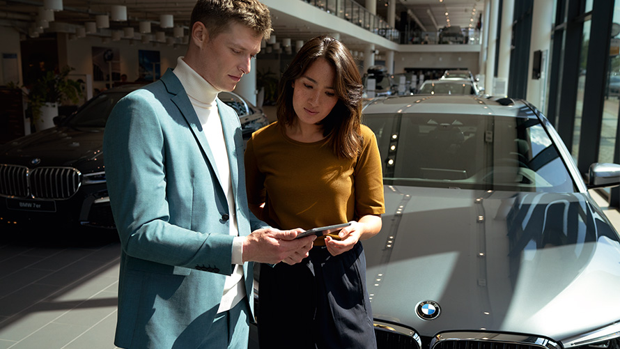 BMW zaposlenik savjetuje kupca BMW zaposlenik savjetuje kupca