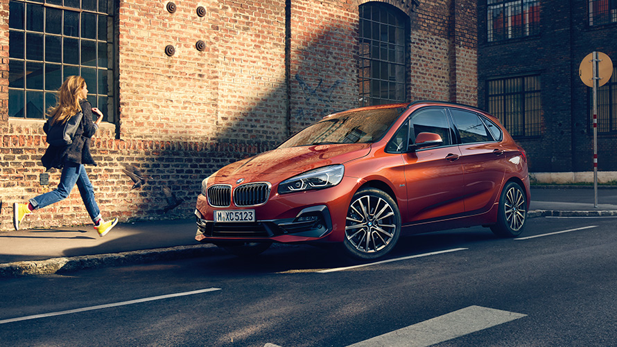 BMW serije 2 Active Tourer F45 tročetvrtinski pogled sprijeda u vožnji BMW serije 2 BMW serije 2 Active Tourer F45 tročetvrtinski pogled sprijeda u vožnji