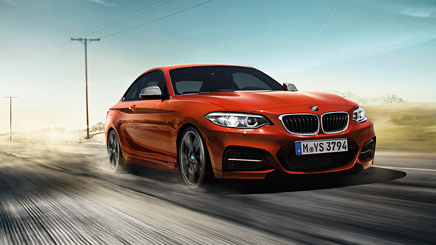 BMW serije 2 Coupé F22 tročetvrtinski pogled sprijeda u vožnji ulicom BMW serije 2 BMW serije 2 Coupé F22 tročetvrtinski pogled sprijeda u vožnji ulicom