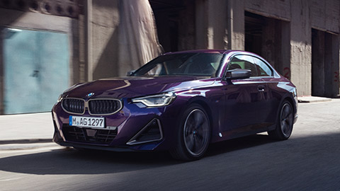 BMW serije 2 BMW serije 2 Coupé G42 tročetvrtinski pogled sprijeda u vožnji ulicom