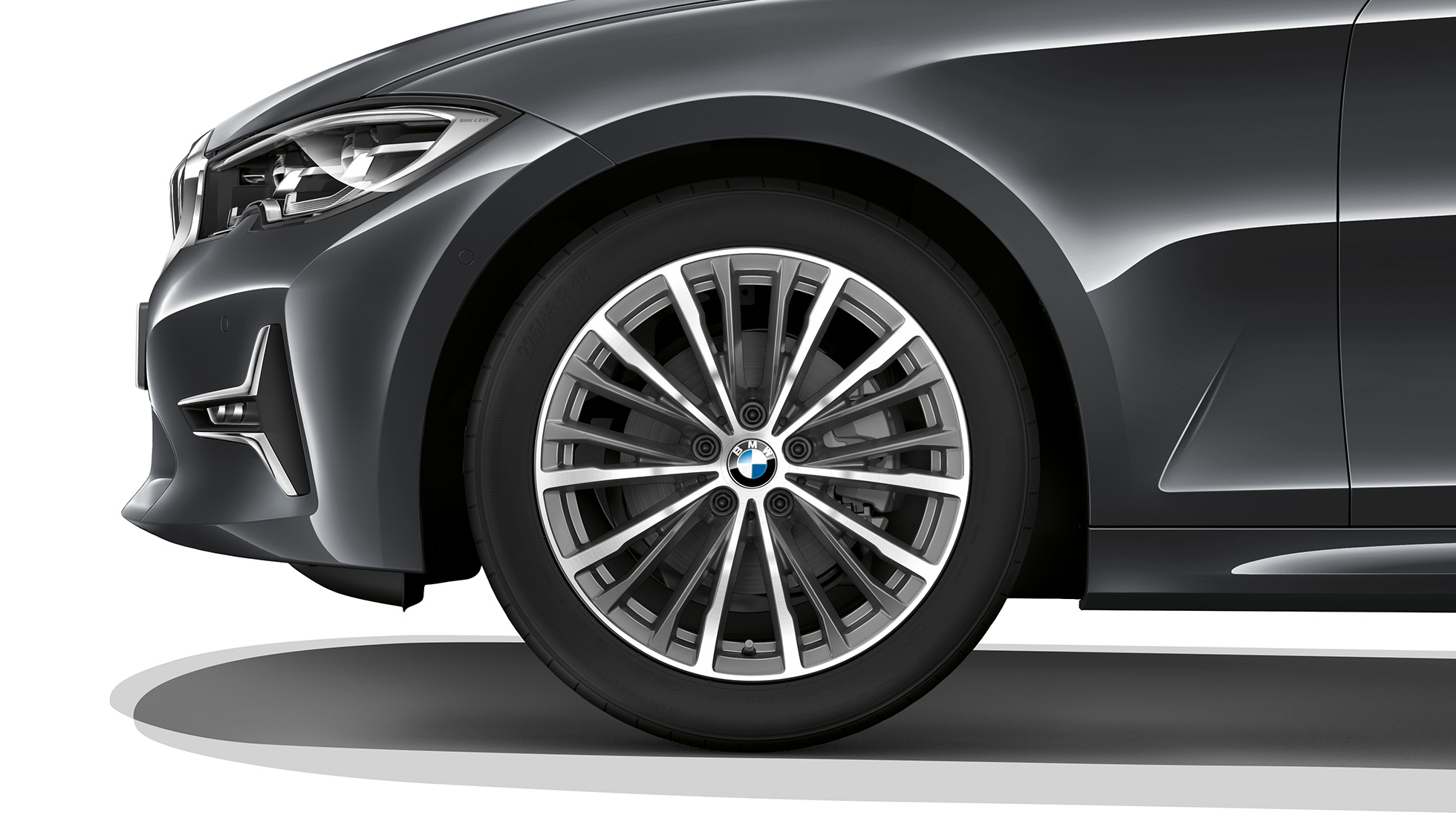 BMW serije 3 Limuzina, Model Luxury Line lakometalni kotači Detaljan prikaz lakometalnih kotača BMW-a serije 3 Limuzina s opremom modela Luxury Line.