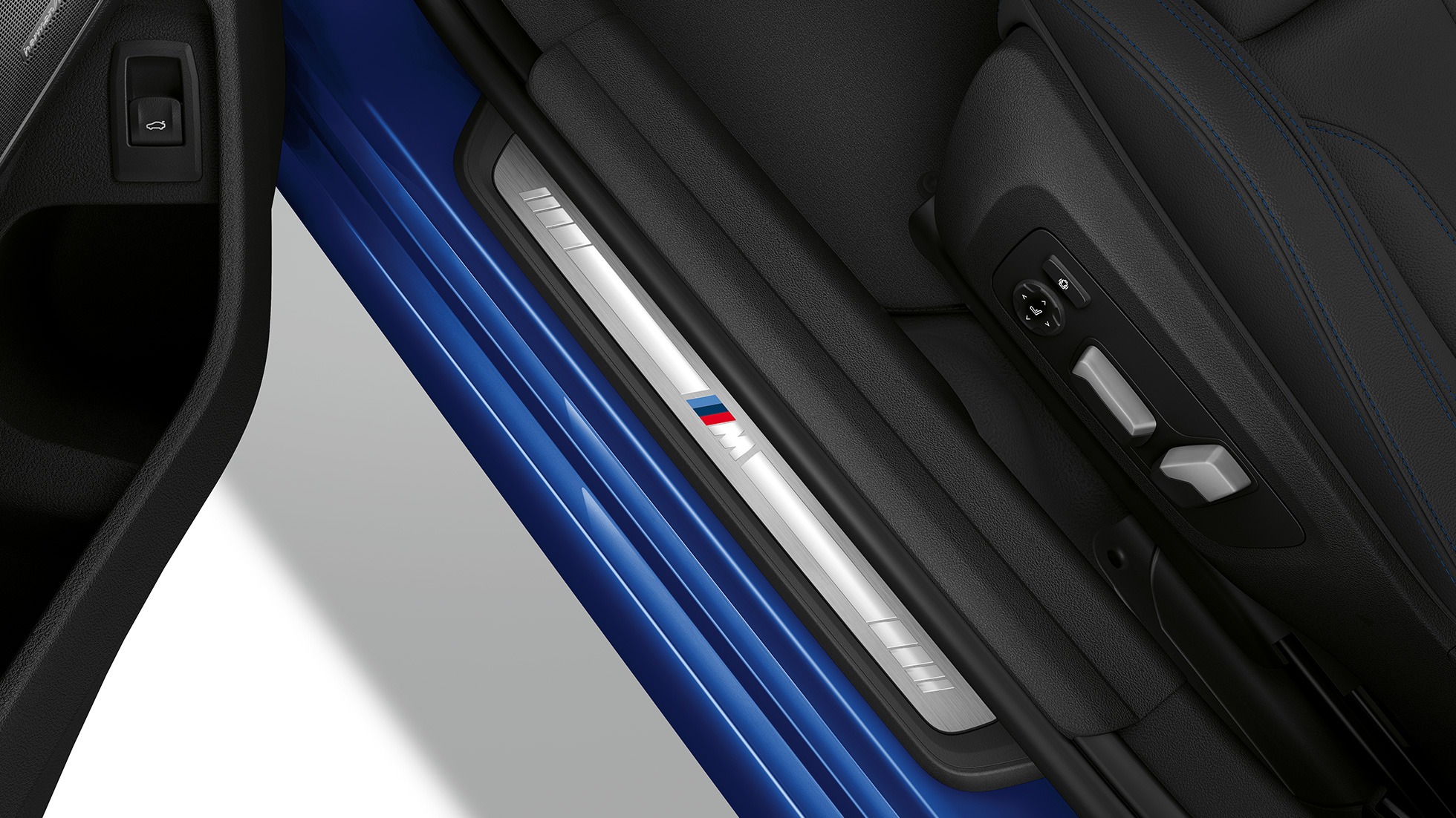 BMW serije 3 Limuzina, ulazni prag Modela M Sport. Pogled iz ptičje perspektive na pragove vrata BMW-a serije 3 limuzina sa značajkama Modela M Sport.