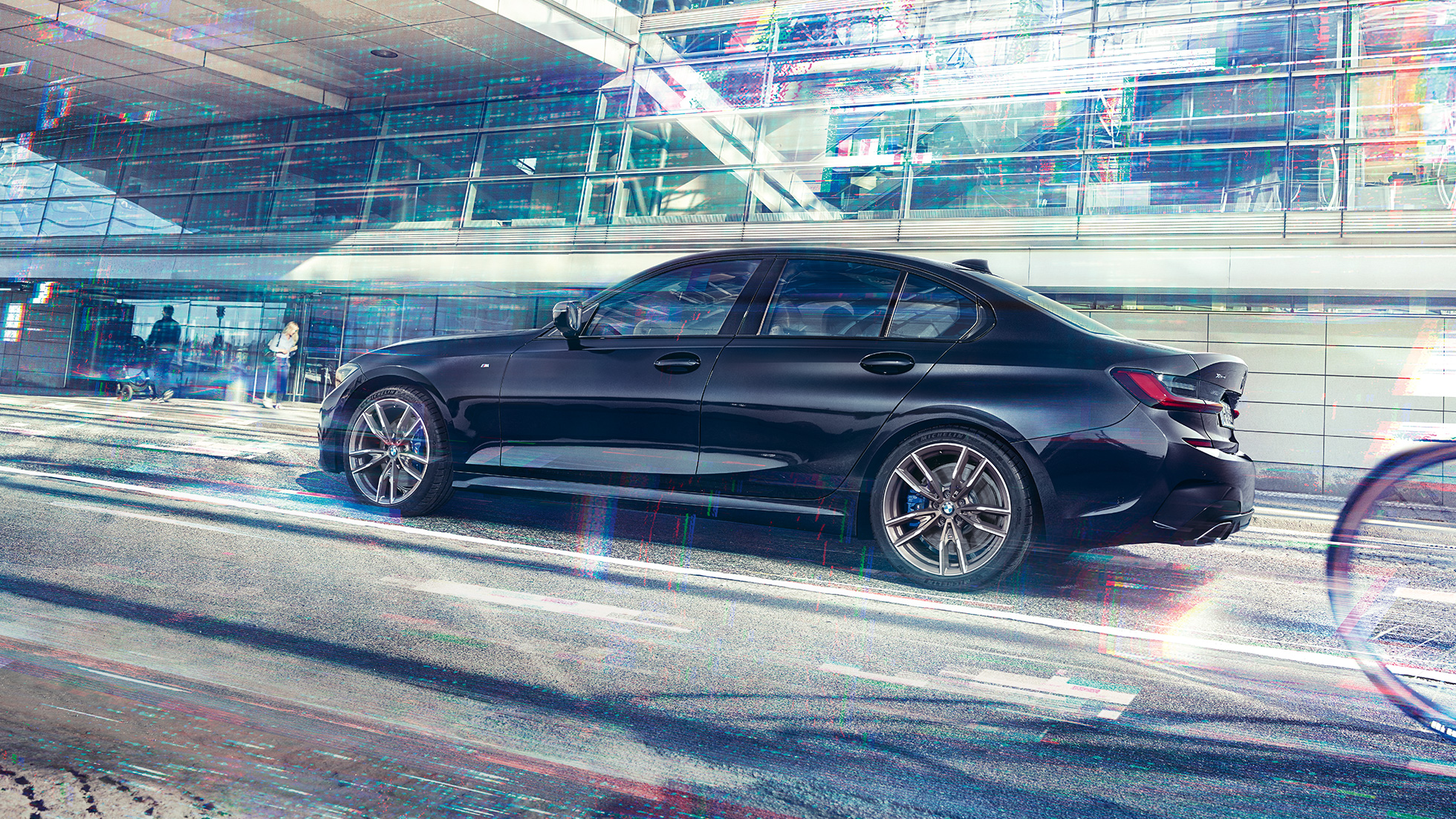 BMW serije 3 Limuzina, BMW M340i xDrive. Bočni prikaz BMW-a M340i xDrive ispred urbane zgrade.