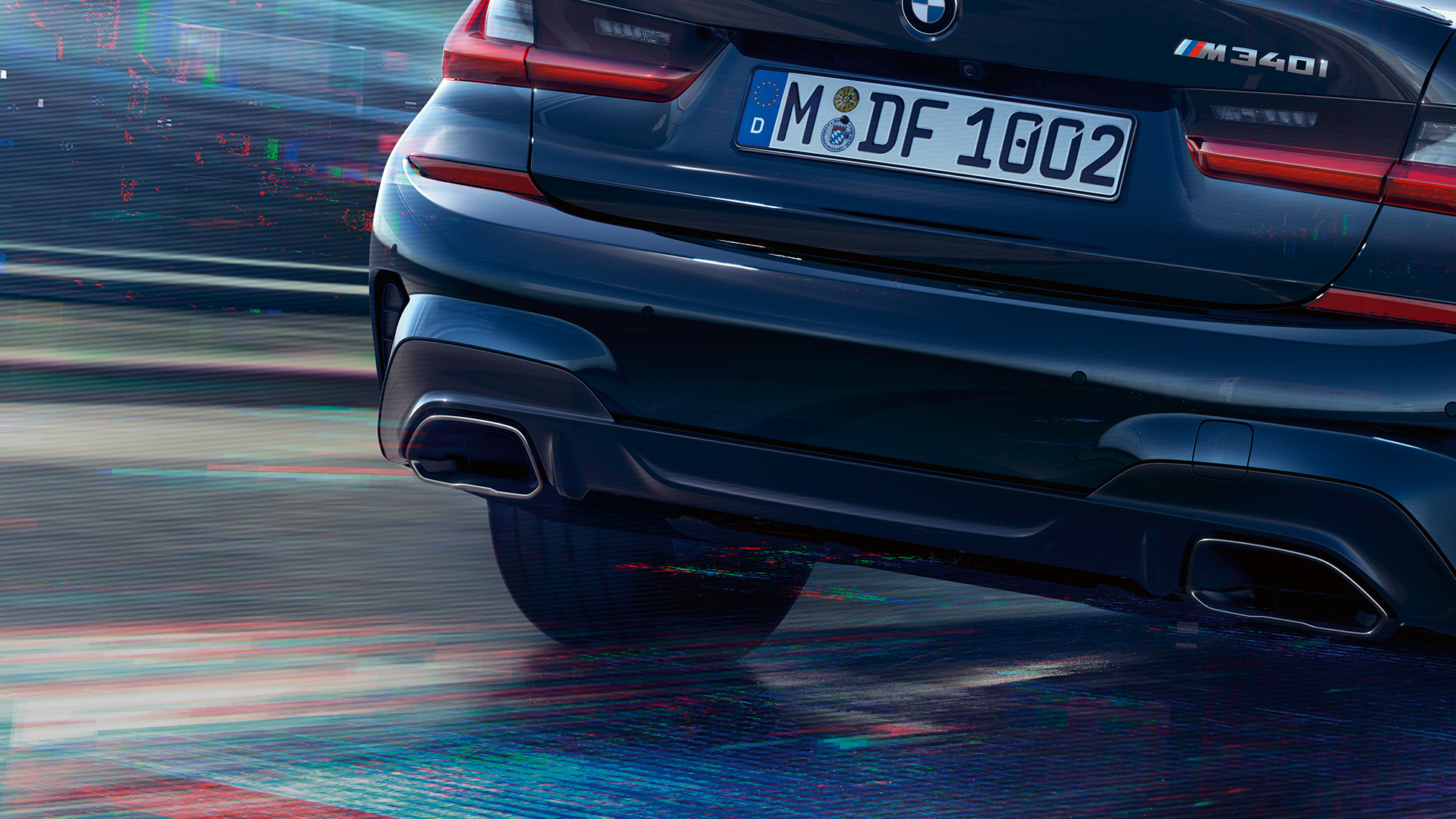BMW serije 3 Limuzina, M ispušne cijevi. Detaljan prikaz stražnjeg kraja BMW-a serije 3 Limuzina s M specifičnim ispušnim cijevima u Cerium grey metalik boji.