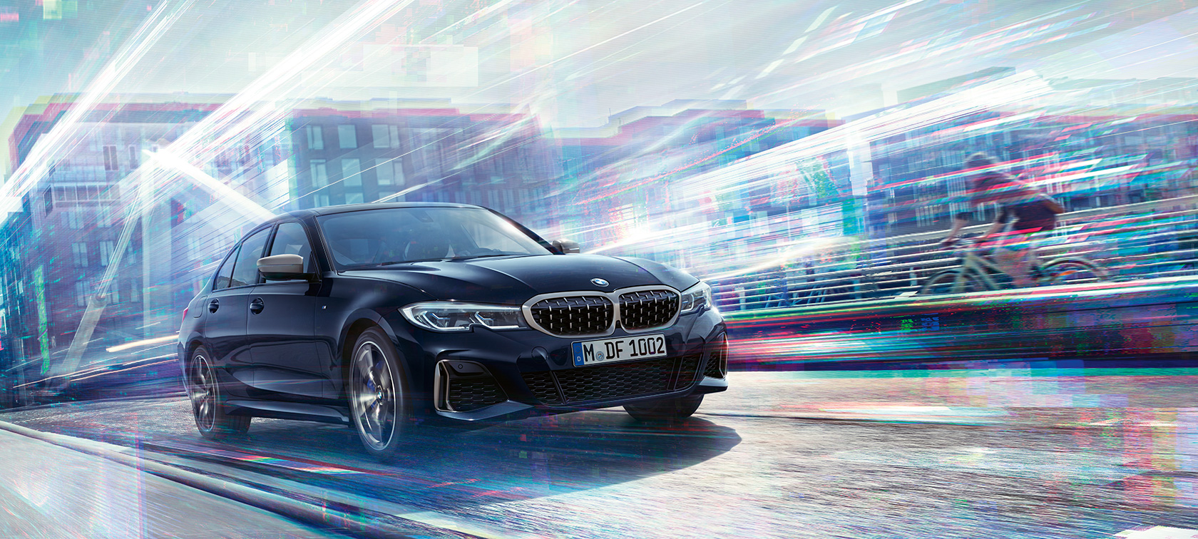 BMW serije 3 Limuzina, BMW M340i xDrive. Tročetvrtinski bočni pogled na BMW-a M340i xDrive u vožnji u urbanom okružju.