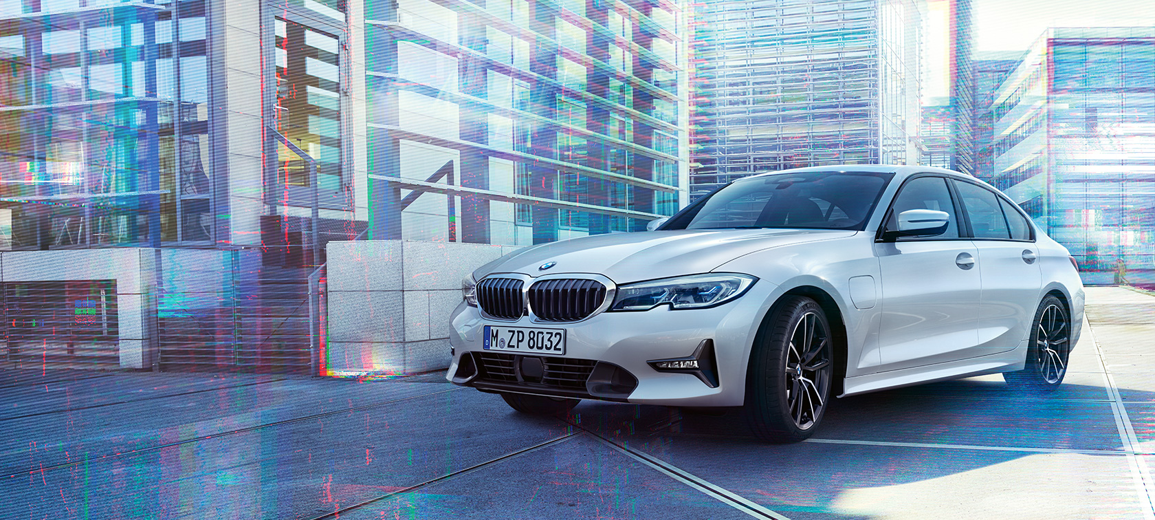 BMW serije 3 Limuzina 330e . Tročetvrtinski prednji prikaz BMW-a serije 3 Limuzina 330e u urbanom okruženju.