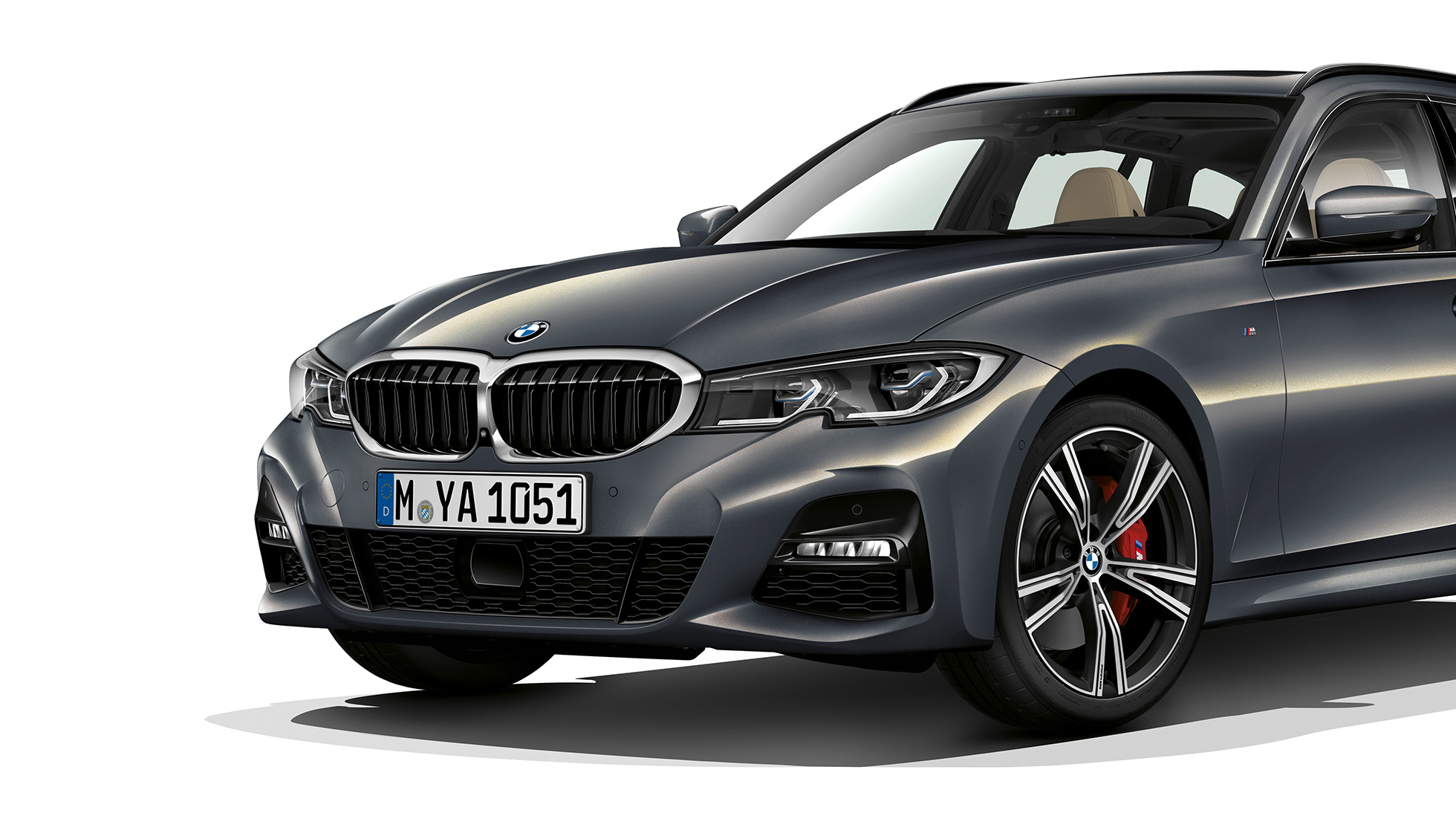 Tročetvrtinski prikaz prednjeg kraja modela M Sport BMW serije 3 Touring, tročetvrtinski prikaz prednjeg kraja modela M Sport