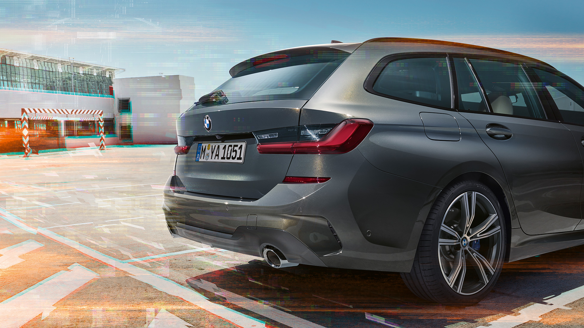 BMW serije 3 Touring, tročetvrtinski prikaz stražnjeg kraja na parkiralištu BMW serije 3 Touring, tročetvrtinski prikaz stražnjeg kraja na parkiralištu u urbanom okruženju