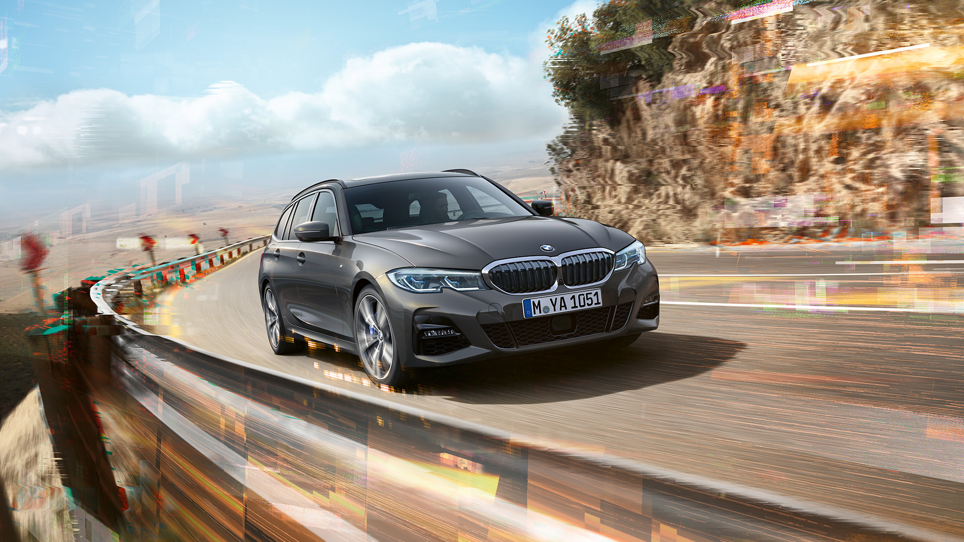 BMW serije 3 Touring, tročetvrtinski prikaz dizajna prednjeg kraja BMW serije 3 Touring, tročetvrtinski prikaz prednjeg kraja u vožnji na mostu ispred ruralne pozadine