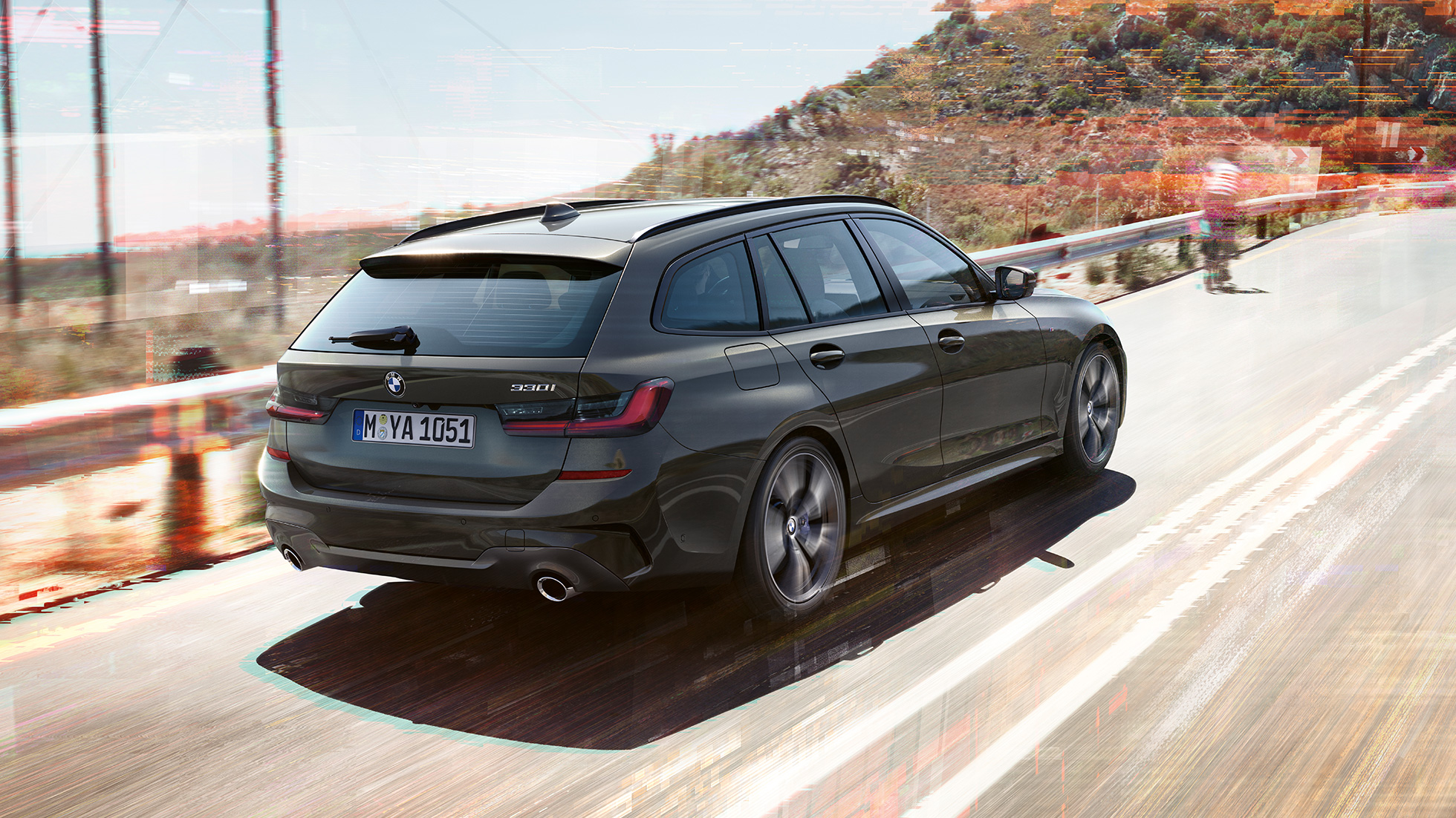 BMW serije 3 Touring, tročetvrtinski prikaz stražnjeg kraja BMW serije 3 Touring, tročetvrtinski prikaz stražnjeg kraja u vožnji na mostu ispred ruralne pozadine