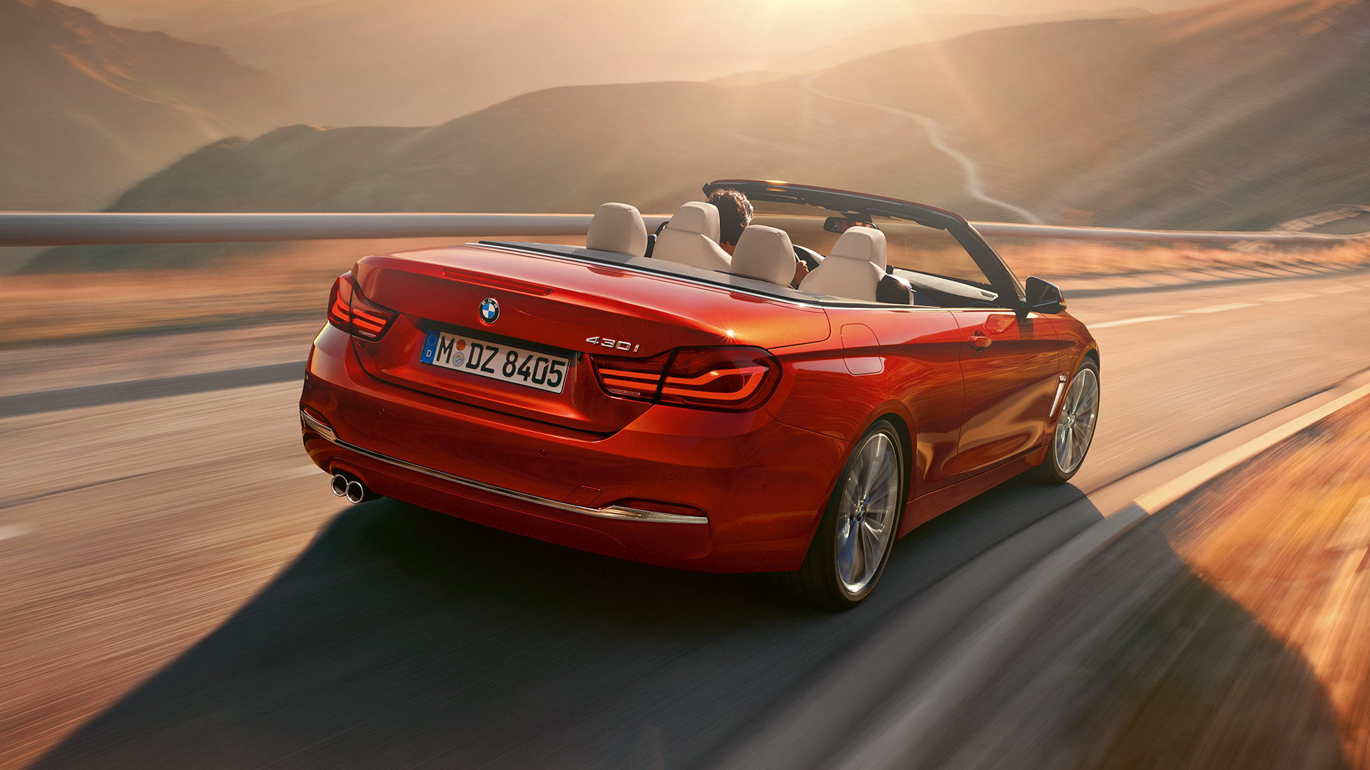 BMW serije 4 Cabrio, prikaz stražnjeg kraja prilikom vožnje BMW serije 4 Cabrio, prikaz stražnjeg kraja prilikom vožnje