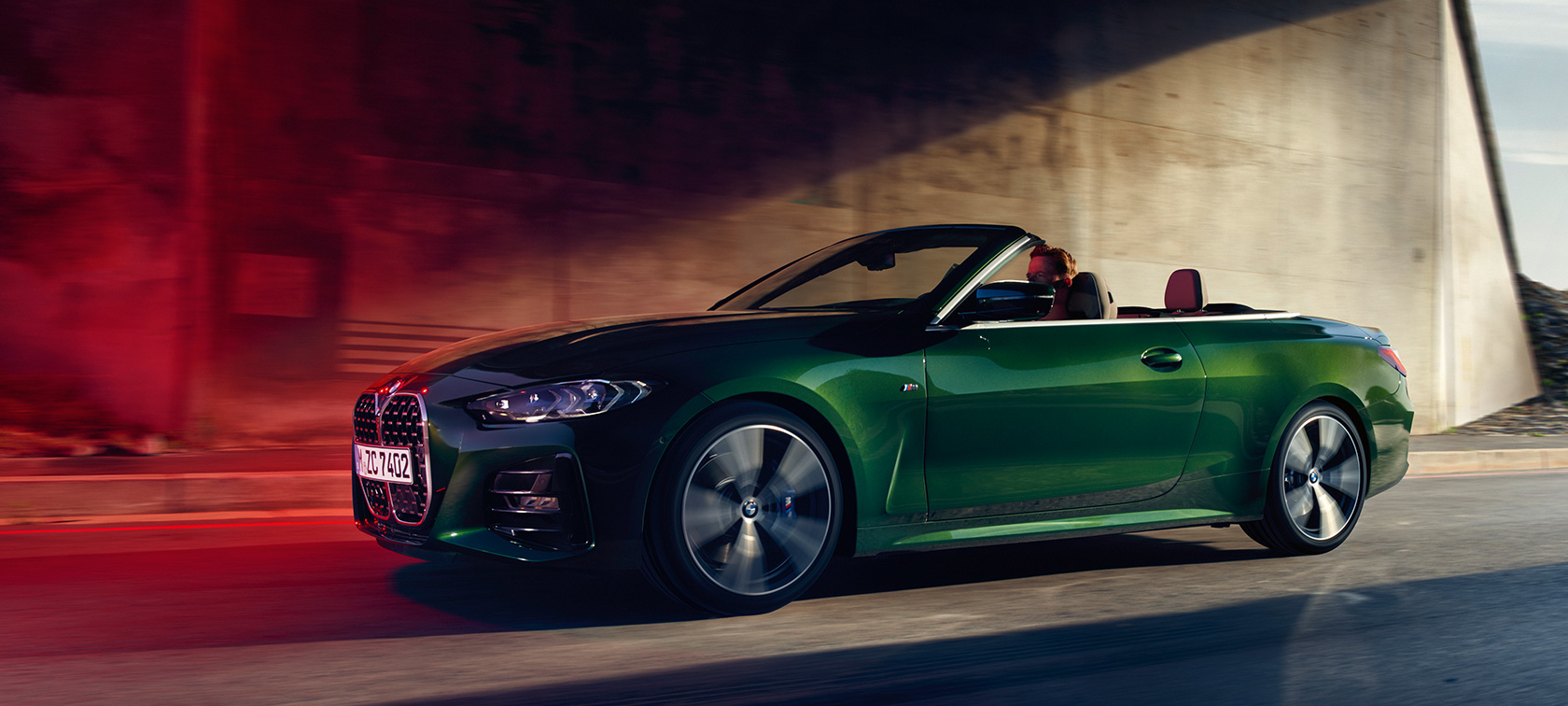Tročetvrtinski bočni prikaz BMW serije 4 Cabrio G23 2020 u pokretu BMW serije 4 Cabrio G23 2020 Sanremo Green metalik tročetvrtinski bočni prikaz u pokretu