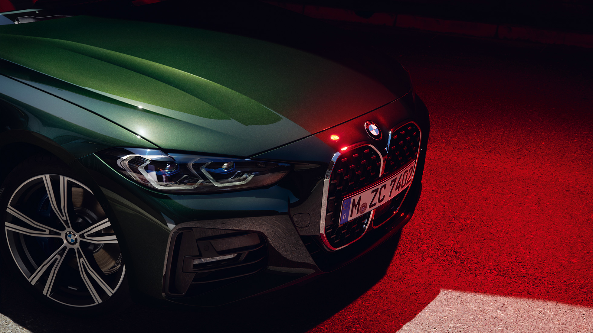 Prednji prikaz dvostruka rešetka bubrega BMW serije 4 Cabrio G23 2020 BMW serije 4 Cabrio G23 2020 Sanremo Green metalik prednji prikaz u mirovanju krupni plan dvostruka rešetka bubrega