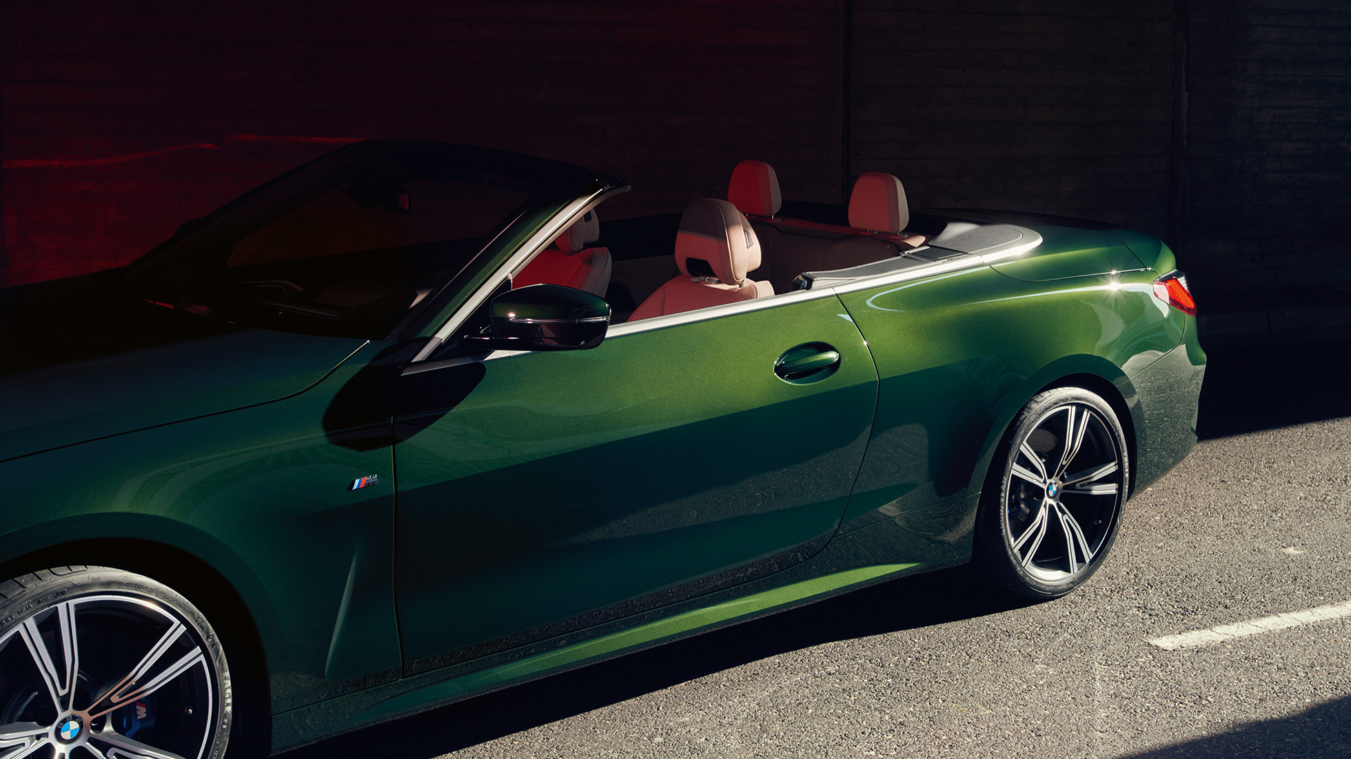 Žena vozi BMW serije 4 Cabrio G23 2020 Žena vozi BMW serije 4 Cabrio G23 2020 unutrašnjost
