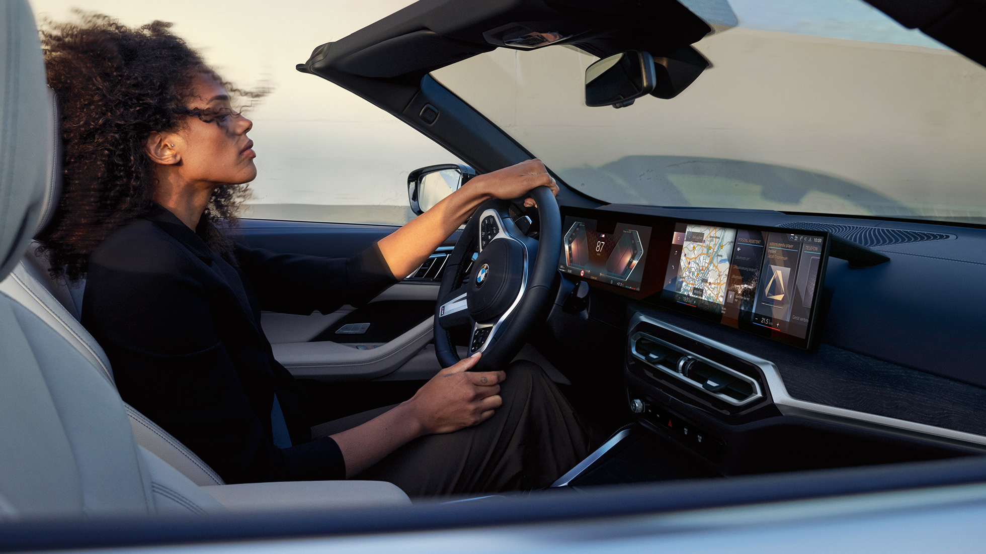 Kokpit BMW serije 4 Cabrio G23 BMW serije 4 Cabrio G23 2020 unutrašnjost s upravljačem, ploča s instrumentima i kontrolni zaslon
